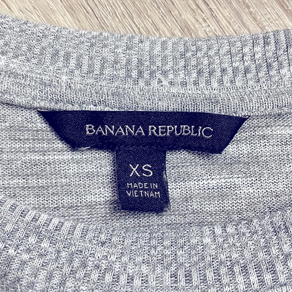 Banana Republic - Woman’s Long Sleeve w/Ruffles Top - Gray XS - Picture 5 of 6